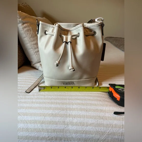 NEW WITH TAGGuess Abbott Drawstring Closure Bucket Bag  display picture 2